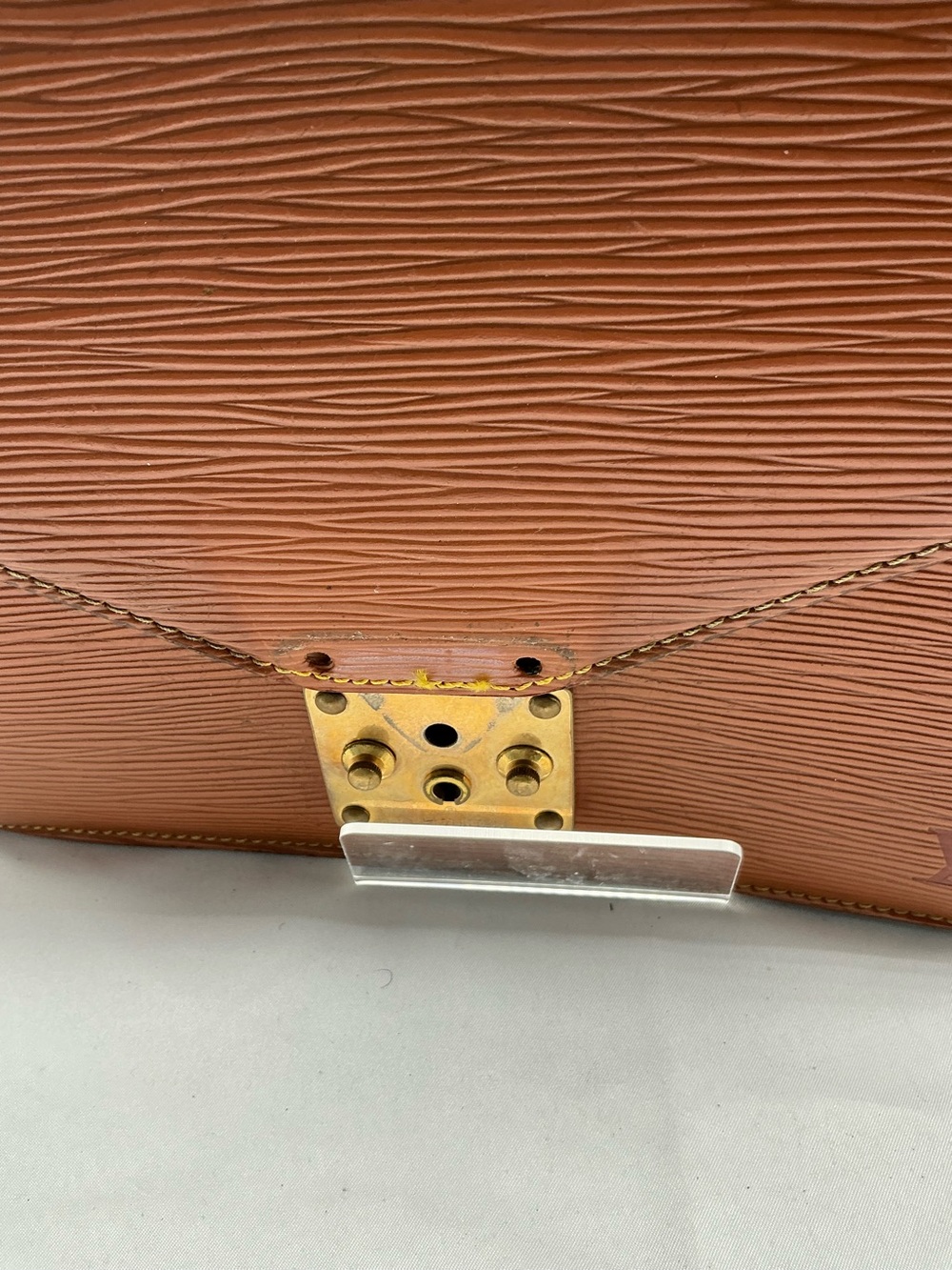 Louis Vuitton Epi Sellier Dragonne Clutch – Kenyan Brown - Imperfect bag 👀 - Picture 7 of 14